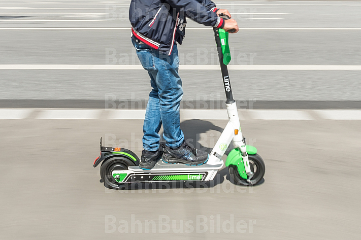 Ein Mann fährt auf einem E-Scooter in Hamburg