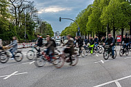 Eine große Gruppe von Radfahrern quert am Dammtorbahnhof in Hamburg den Autoverkehr 