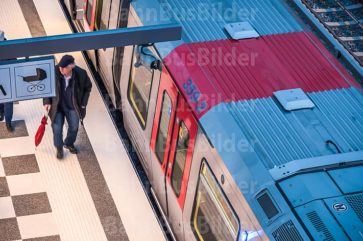 Ein alter Mann steht in der U-Bahn-Haltestelle Elbbrücken in Hamburg vor einem Zug