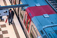 Ein alter Mann steht in der U-Bahn-Haltestelle Elbbrücken in Hamburg vor einem Zug