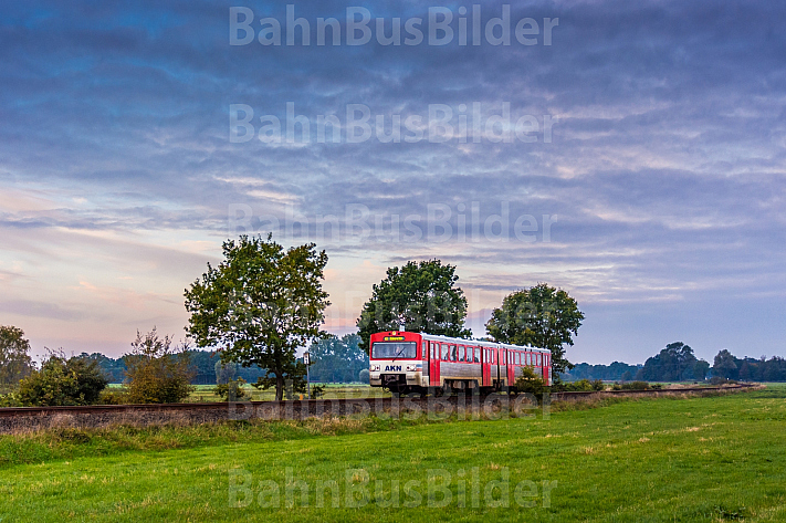 AKN-Triebwagen im Herbst bei Barmstedt
