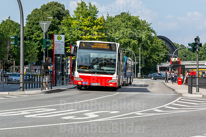 Bus der Linie M4 am Stephansplatz in Hamburg