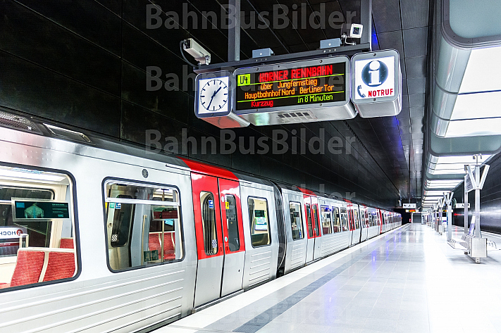 Ein U-Bahn-Zug vom Typ DT5 in der Haltestelle HafenCity Universität in Hamburg