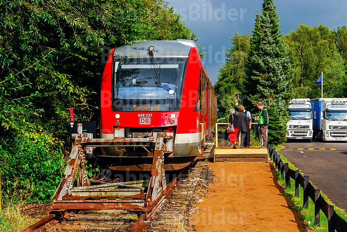 Menschen steigen in einen Sonderzug auf einer stillgelegten Bahnstrecke in Rendsburg-Seemühlen in Schleswig-Holstein