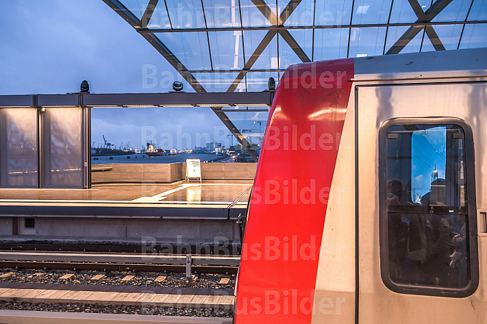 Ein Zug in der U-Bahn-Haltestelle Elbbrücken in Hamburg mit Blick auf den Hafen