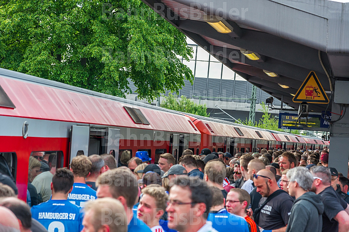 Fußball-Fans drängen nach einem HSV-Spiel am S-Bahnhof Stellingen in einen Zug