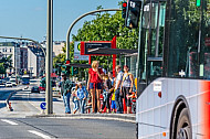 Menschen in Hamburg warten auf einen Bus