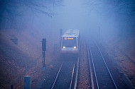 U-Bahn im Nebel bei Hagenbecks Tierpark in Hamburg