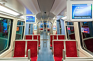 Innenraum eines U-Bahn-Zugs vom Typ DT4 an der Haltestelle HafenCity Universität in Hamburg