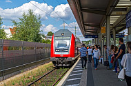 Menschen warten in Hamburg-Rahlstedt auf eine Regionalbahn