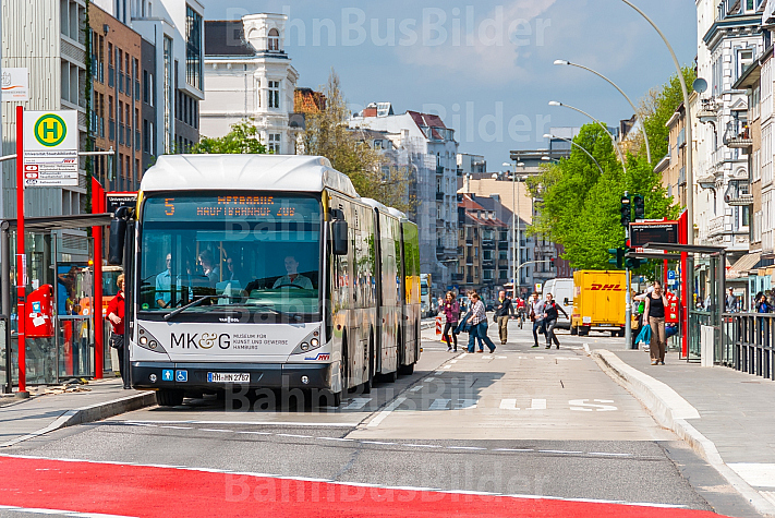 Metrobus der Linie M5 an der neu gebauten Haltestelle Universität in Hamburg