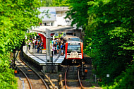 Menschen steigen in U-Bahn am Borgweg in Hamburg
