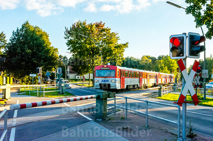 AKN-Triebwagen quert Bahnübergang im Haltepunkt Burgwedel in Hamburg