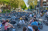 Fahrradfahrer demonstrieren nach einem tödlichen Unfall für mehr Sicherheit auf den Straßen in Hamburg und blockieren die Unfallkreuzung in Eimsbütte