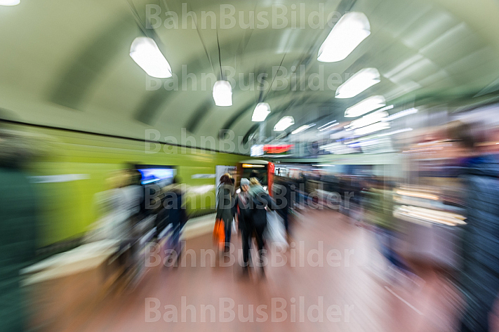 Menschen warten auf eine U-Bahn am Hauptbahnhof in Hamburg