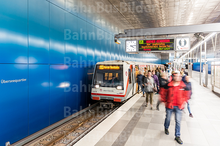 Menschen steigen aus einem Zug der Linie U4 in der Haltestelle Überseequartier in Hamburg