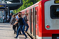Menschen steigen in Hamburg aus einer S-Bahn