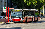 Metrobus der Linie M5 am Bezirksamt Eimsbüttel in Hamburg