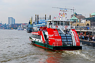Hafenfähre Wilhelmsburg an den Landungsbrücken in Hamburg