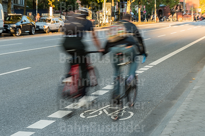 Zwei Fahrradfahrer fahren auf einem Schutzstreifen in Hamburg in der Feldstraße