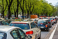 Autos stehen an der Esplanade in Hamburg im Stau - im Vordergrund ein Taxi