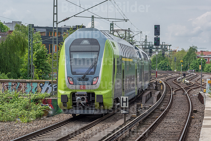 Ein Doppelstock-Elektrozug der Deutschen Bahn an der Sternschanze in Hamburg
