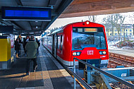 Hamburger Zweisystem-S-Bahn im Winter in Stade