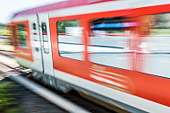 Ein S-Bahn-Zug der Baureihe 474 in Hamburg mit Bewegungsunschärfe
