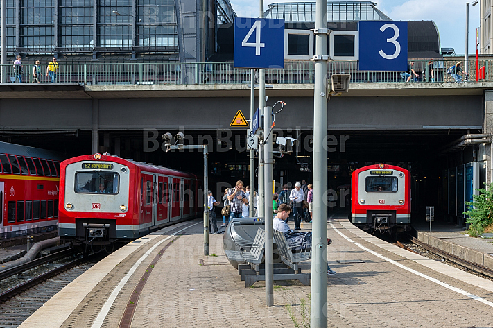 Zwei S-Bahnen nach Bergedorf im Hamburger Hauptbahnhof