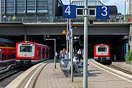 Zwei S-Bahnen nach Bergedorf im Hamburger Hauptbahnhof