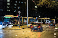 Busse stehen in Hamburg in einer Schlange