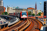 U-Bahn auf Viaduktstrecke am Baunwall im Hamburger Hafen