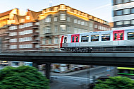 Ein Hamburger U-Bahn-Zug vom Typ DT5 am Rödingsmarkt auf einem Viadukt