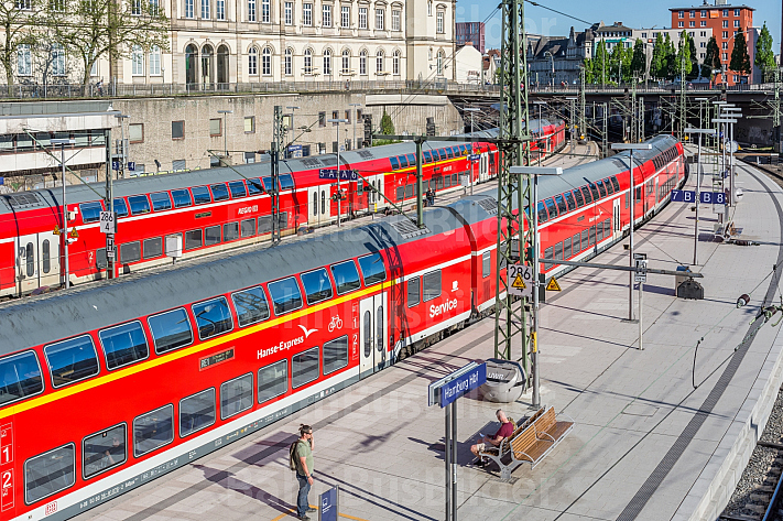 Zwei moderne Regionalzüge der Deutschen Bahn warten im Hamburger ...