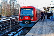 Menschen steigen am Bahnhof Hamburg-Eidelstedt in eine S-Bahn