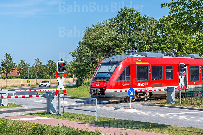 Regionalbahn an Bahnübergang auf Fehmarn