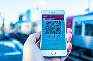 Ein Handyticket in der HVV-App in Hamburg an einem U-Bahnhof