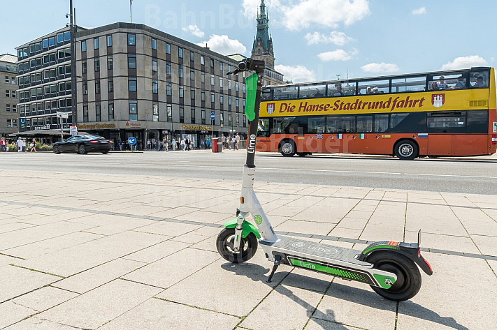 Ein E-Scooter steht am Jungfernstieg in Hamburg, im Hintergrund ein Bus