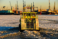 Hafenfähre Oortkaten auf der vereisten Elbe in Hamburg
