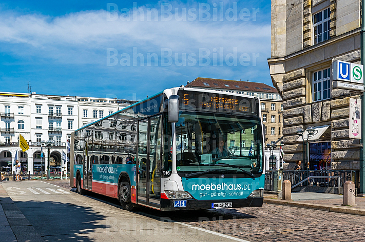 Metrobus der Linie M5 am Rathaus vor den Alsterarcarden in Hamburg