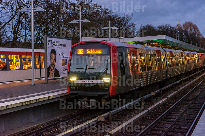 Ein U-Bahn-Zug der Linie U3 wartet an der Haltestelle Wandsbek-Gartenstadt in Hamburg auf seine Abfahrt