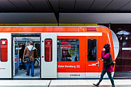 Menschen steigen in Hamburg in eine S-Bahn