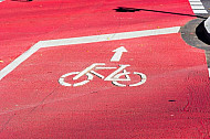 Rot markierte Radfahrspur in Hamburg