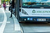 Bus in Hamburg hält an Haltestelle mit Spezial-Bordstein