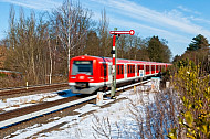 S-Bahn im Schnee im Bahnhof Klein Flottbek in Hamburg