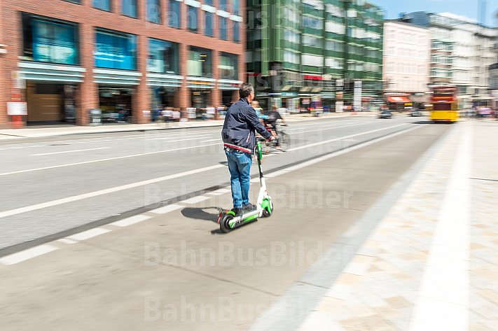 Ein Mann fährt auf einem E-Scooter am Gänsemarkt in Hamburg