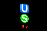 Leuchtende Liniensymbole für U-Bahn und S-Bahn in Hamburg