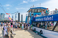 Menschenmenge wartet am Anleger Elbphilharmonie in Hamburg auf eine Hafenfähre