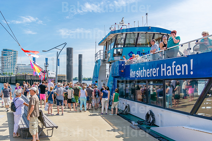 Menschenmenge wartet am Anleger Elbphilharmonie in Hamburg auf eine Hafenfähre