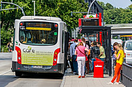 Menschen steigen in einen Bus der Linie M5 am Stephansplatz in Hamburg
